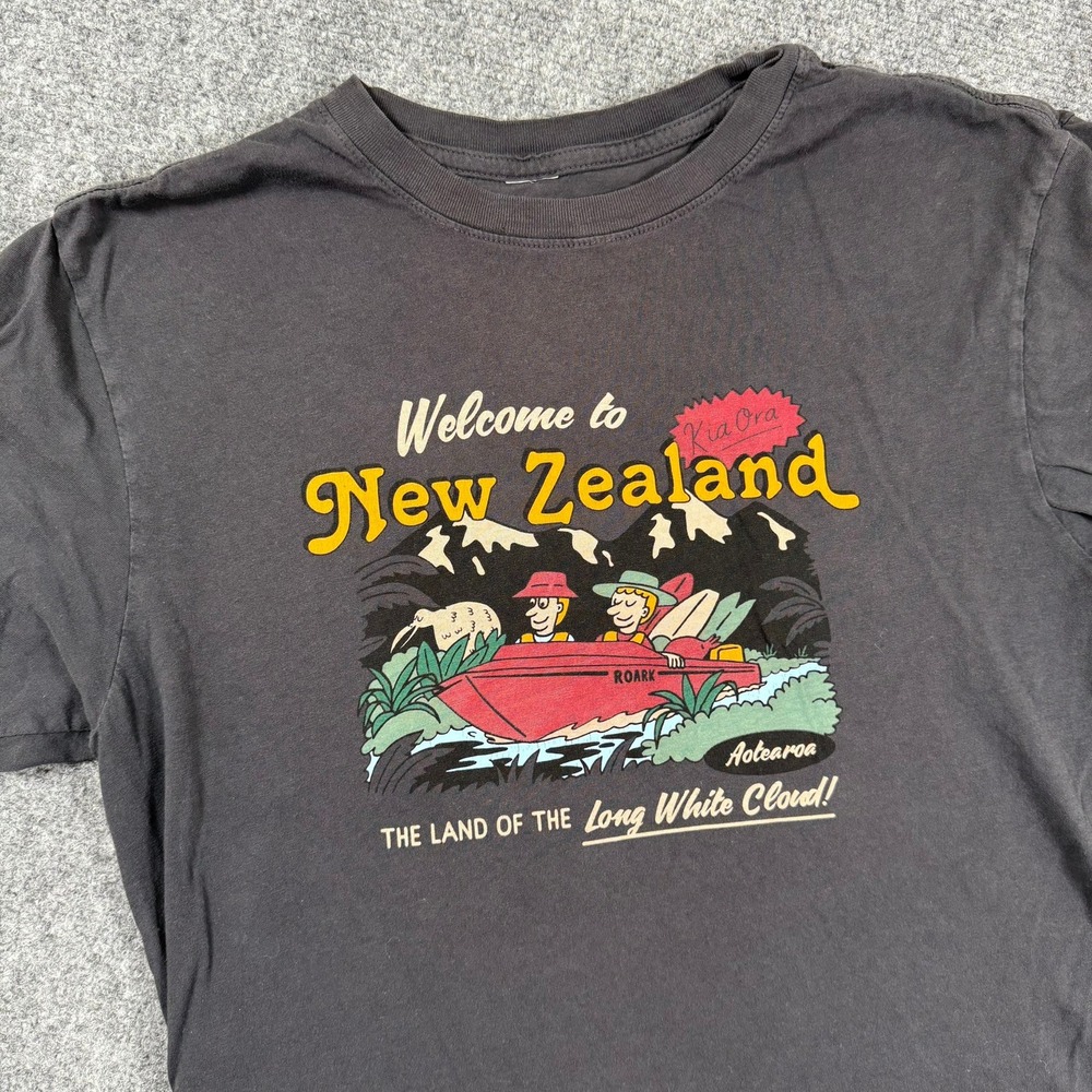 Roark T-Shirt Small Dark Gray Welcome to New Zealand Graphic Aotearoa Men's